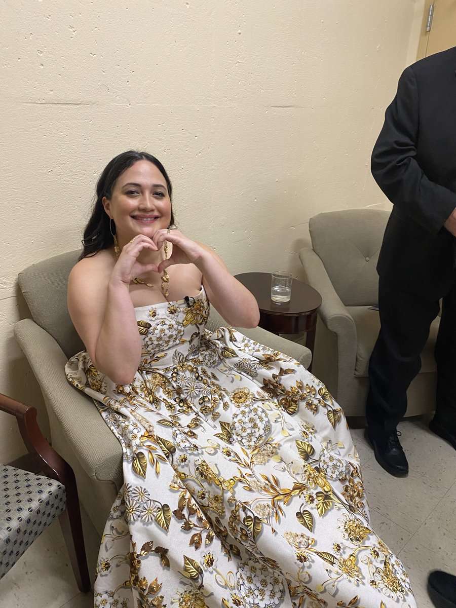 marykarrlit's tweet image. Never doubt that goddesses roam the earth: like this stunning mega-talent picking up a prize at the US Capitol for conjuring the story of the Osage murders. #LilyGladstone, all honor to your fine work. 🙏🙌🏻🌹 #KillersOfTheFlowerMoon