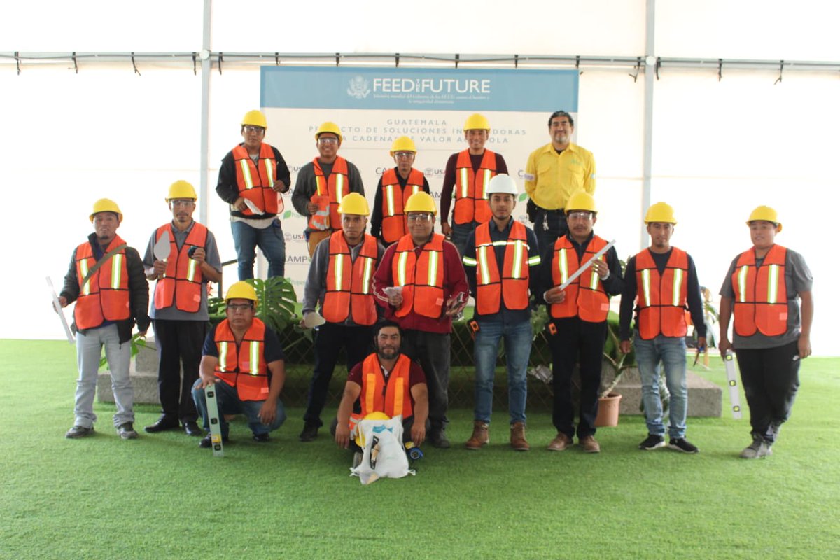 Junto a <a href="/Intecap/">Electrónica Industrial Intecap</a>, organizamos un evento de capacitación para 13 albañiles de Huehuetenango y San Marcos. Conocieron sobre la correcta instalación de pisos de cemento y su impacto para mejorar la salud y nutrición de las familias. <a href="/FeedtheFuture/">Feed the Future</a> <a href="/USAIDGuate/">USAID Guatemala</a>