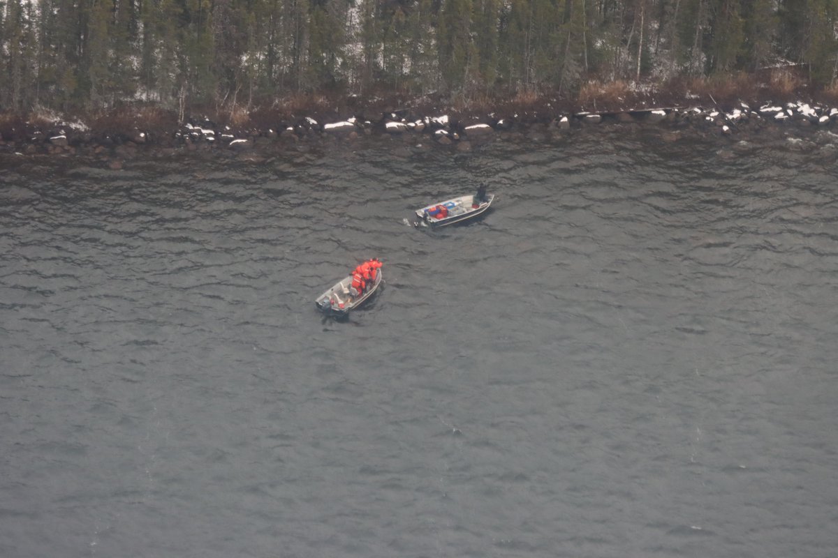 JRCCTrentCCCOS's tweet photo. Le 23 oct, la @GRCManitoba a demandé de l'aide pour rechercher un pêcheur en retard sur le lac Vandekerckhove, MB. Un CC-130H Hercules du #435esc a fouillé la zone avec un navire de la GRC, a retrouvé la personne et a guidé le bateau de recherche jusqu'au site pour l’aider. https://t.co/Wpjv8DJ6JE