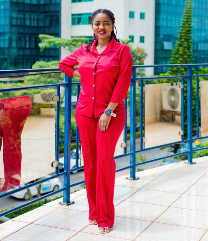 denyse_mbabazi's tweet photo. #Bakobwa: 
Dukwiye gukora cyane mu buryo bukwiye nta gutatira indangagaciro zacu, tugatera imbere mu buryo bugaragara kandi burambye, ku buryo abanebwe n'abanyamashyari batangira kudushinja kuryamana n'abasaza, abanyepolitike cga gukura ibyinyo.
#YourCaringJournalist https://t.co/kxb1HdEFdE