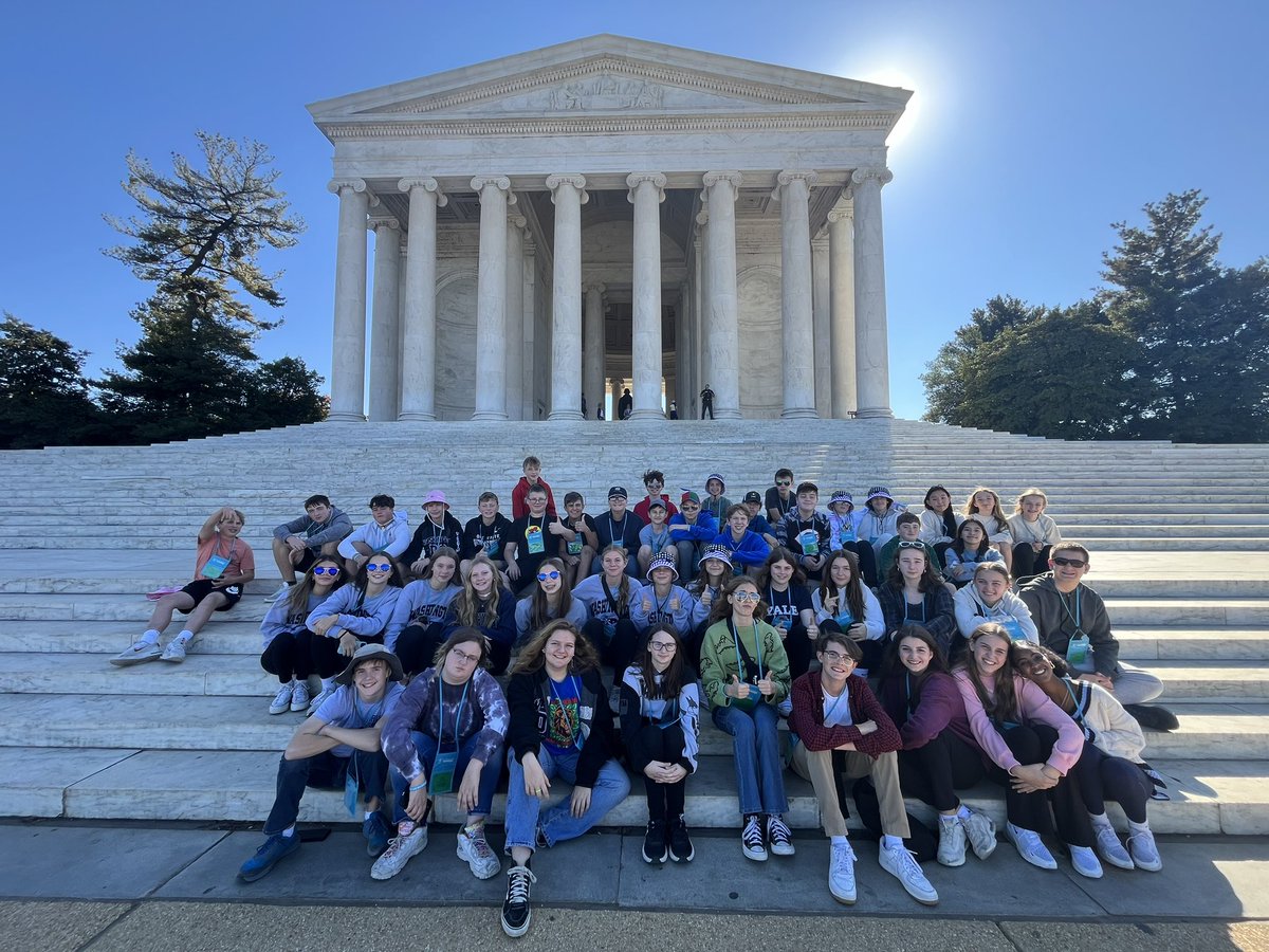 BunsoldMiddle's tweet image. Bus 2 checking out the Jefferson Memorial #bus2 #bmsdc2024 #DoI #3
