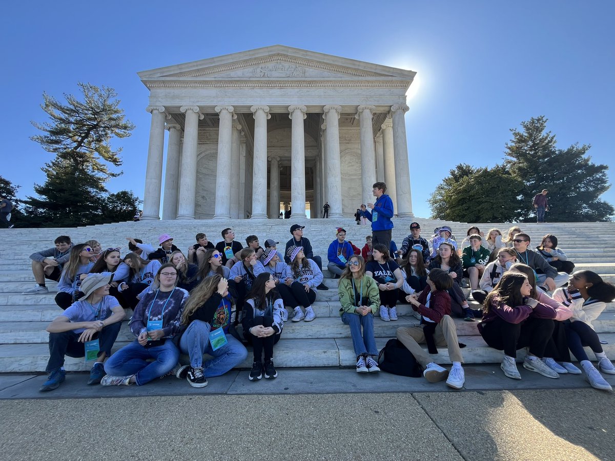 BunsoldMiddle's tweet image. Bus 2 checking out the Jefferson Memorial #bus2 #bmsdc2024 #DoI #3