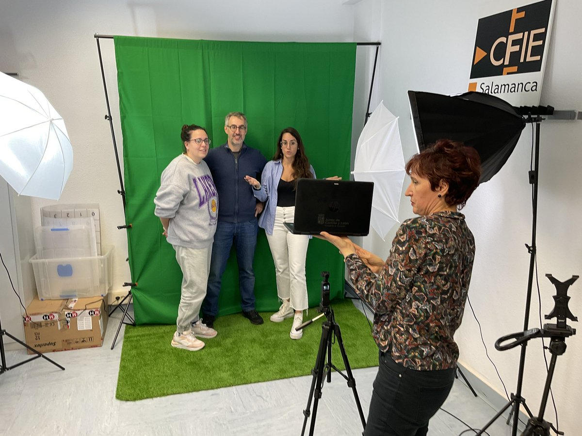 CFIESAinfantil's tweet photo. Comenzamos la formación provincial del PIE EFFA para participantes de 2 año con Verónica Amaro @Veriches_ @cfiesalamanca @ceipmartingaite @cralosrobles @LdaVinci_ies @CSFPJCYL #formaciónCyL https://t.co/mSHUNXcquv