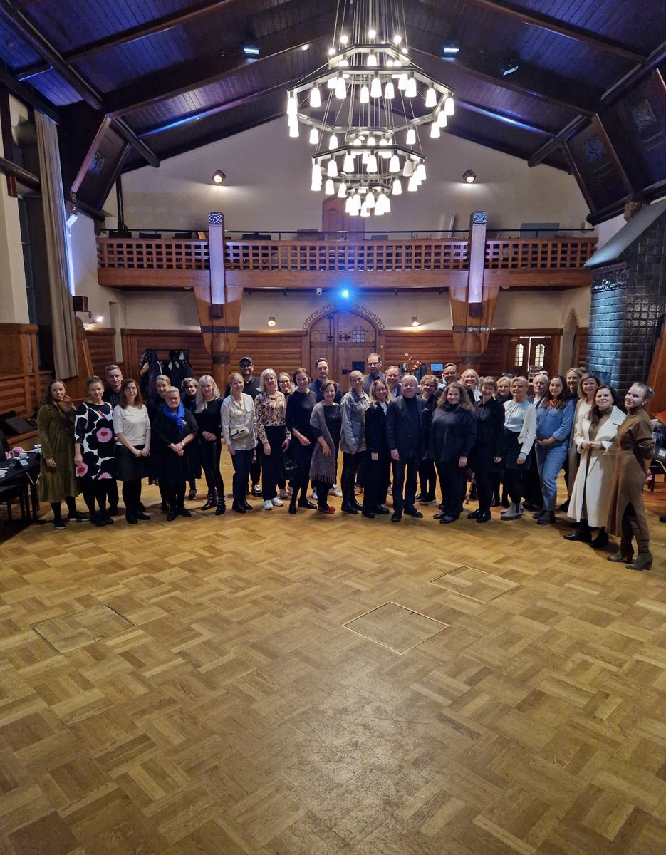 Eilen huhkittiin ja tuomaroitiin 40 viestinnän finaalityötä. Suomen parhaat palkitaan Finnish Comms Awards -gaalassa 31.10 🥂

Päätuomarius on ollut antoisa ja ikimuistoinen kunniatehtävä. Kiitos upeasta tuesta, sääntötuomari <a href="/SariLiia/">Sari-Liia Tonttila 🇺🇦</a> 💐 ja <a href="/marketing_fin/">Marketing Finland</a> 💐