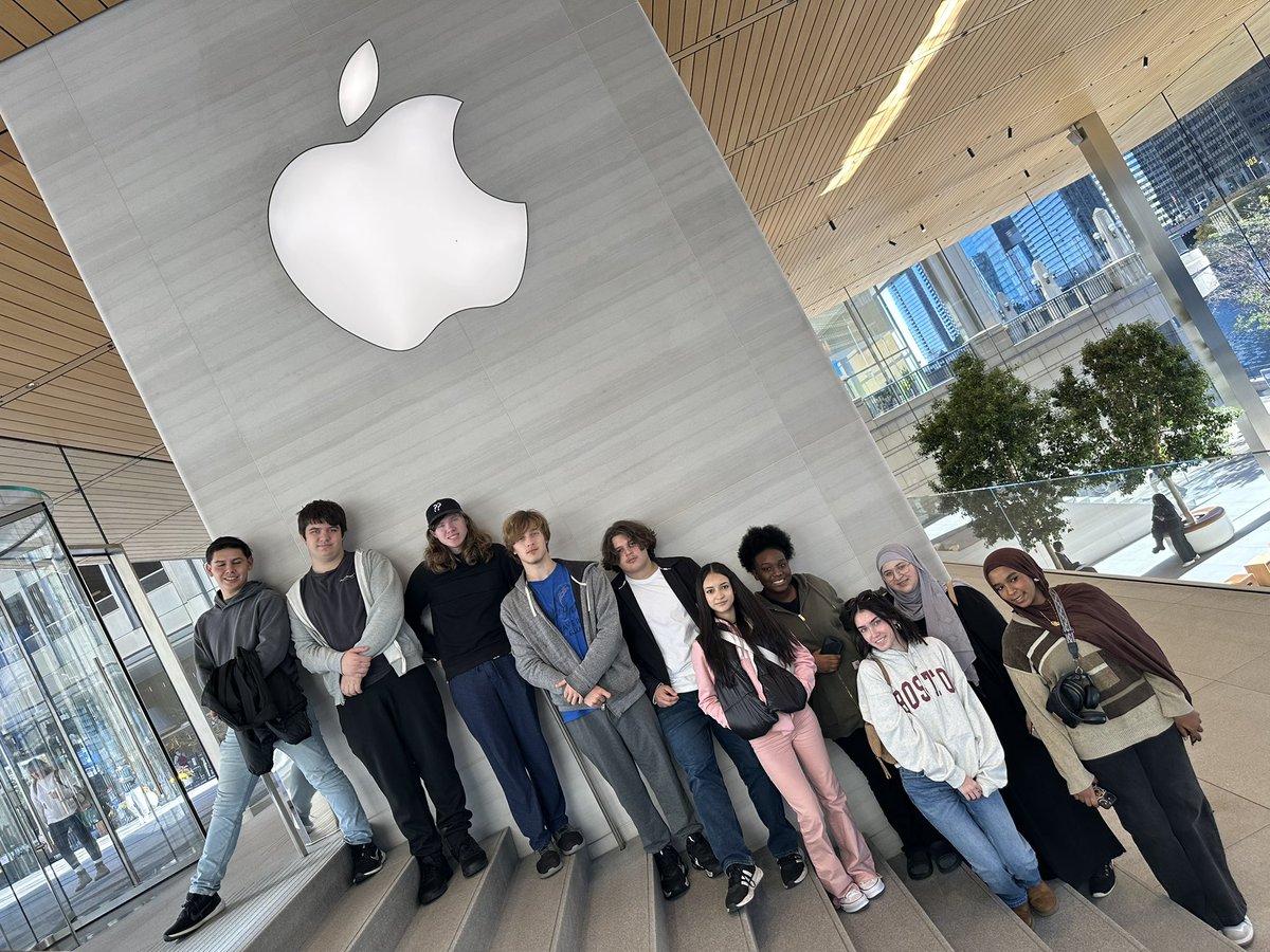 OLCHSTechCoach's tweet image. Learning Keynote from the pros at Apple on Michigan Ave. #olchspride #iTeam
