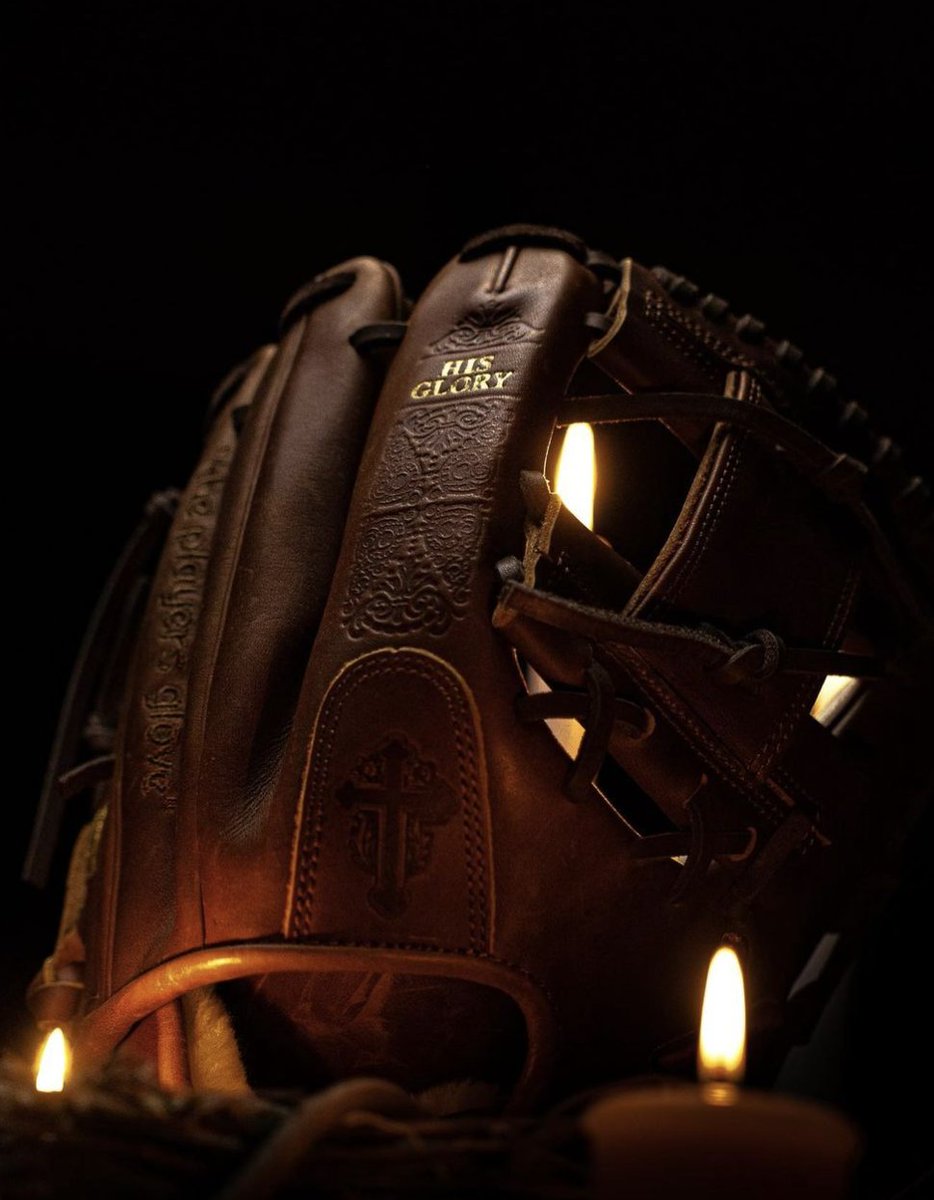 Did you know Yankees pitcher Luke Weaver has a BIBLE glove that he uses when he pitches? I love this.
sportsspectrum.com/sport/baseball…