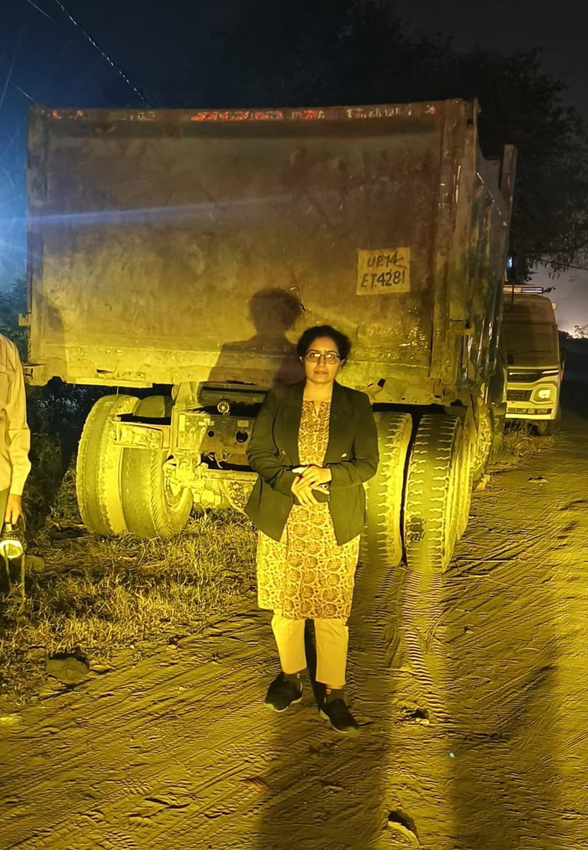 खनन माफियाओं पर गढ़ SDM साक्षी शर्मा का वज्र प्रहार

देर रात्रि मारा छापा, एक डंपर और JCB को किया जब्त

खनन माफियाओं ने किया हमला, इसके बाद भी SDM के नहीं डिगे हौसले

<a href="/DmHapur/">DM Hapur</a> <a href="/UPGovt/">Government of UP</a>