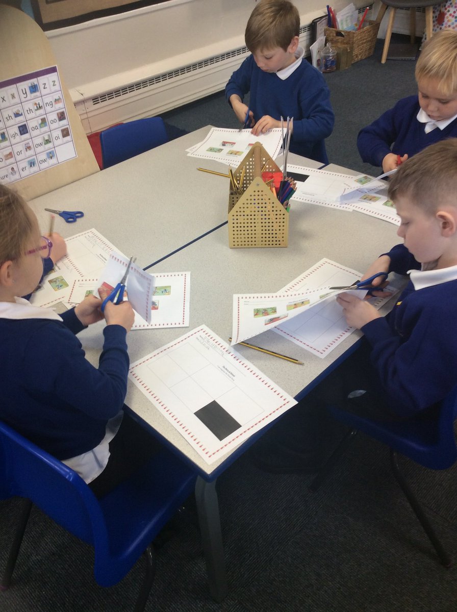 DeltaRowenaAc's tweet photo. Class 3 enjoyed celebrating Diwali, we danced and made mendhi patterns. We found the story of Rama and Sita really interesting! #EducationalVisitor #Diwali #FocusDay https://t.co/iZ4V4cDSaC