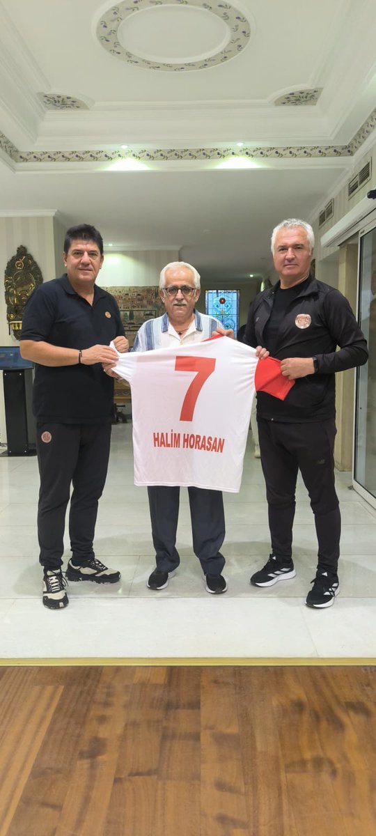 Aureciler1's tweet image. Yıllar Sonra Bu Fotoğrafta Bile Sizi Görmek 80 li Yıllara Dönmek Eminim ki Benim Gibi Tüm Antalyaspor luları Mutlu Edecektir #Halim Horasan Başkanım Benim