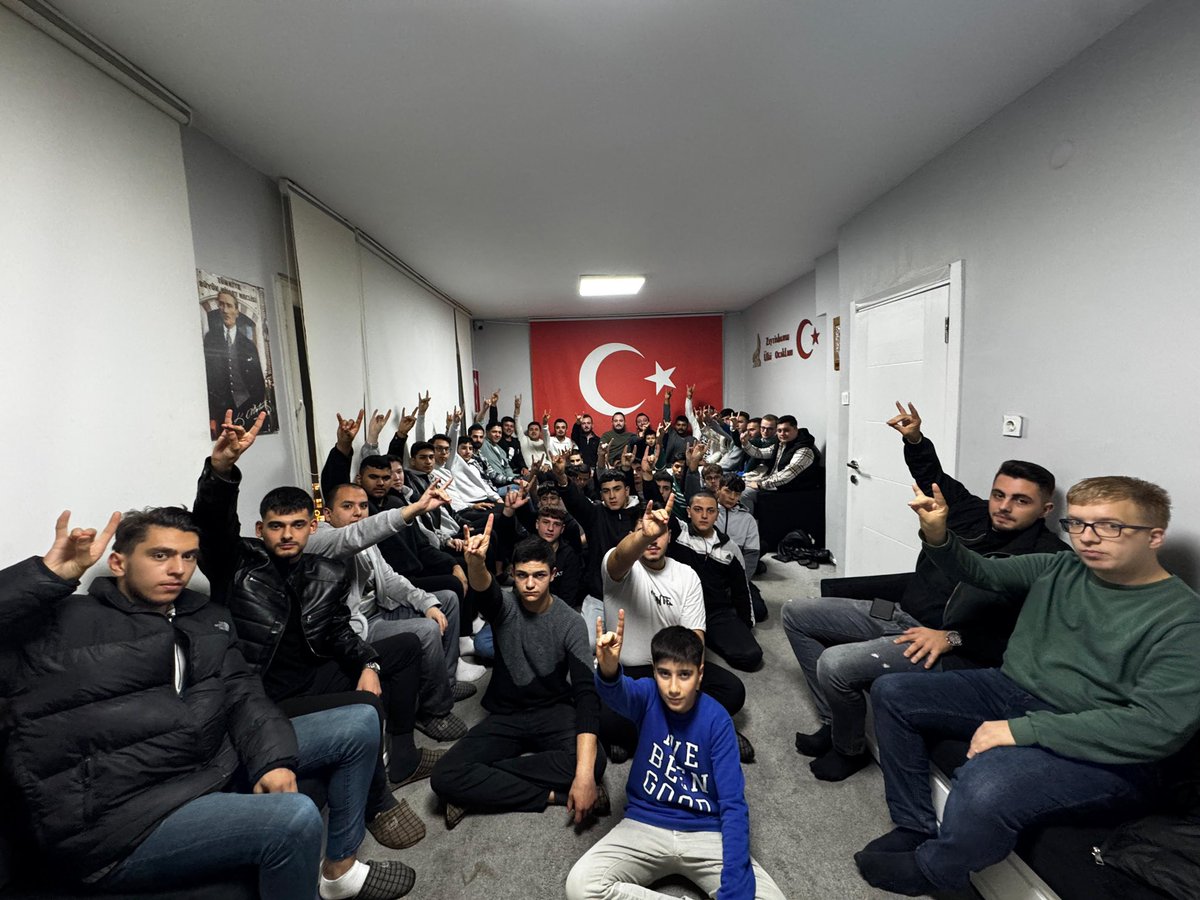 Her zaman olduğumuz yerdeyiz, bir an bile tereddüt etmeden!

Var olsun Ülkü Ocakları 🇹🇷🇹🇷🇹🇷

<a href="/ayyildirim1/">Ahmet Yiğit Yıldırım</a> 
<a href="/fatihaydin_TC/">Fatih Aydın</a> 
<a href="/Aalparslandogan/">Alparslan DOĞAN</a> 
<a href="/MuratYukselMY/">Murat YÜKSEL 🇹🇷</a> 
<a href="/CnytErdogan23/">Cüneyt Erdogan</a> 
<a href="/zeytinburnuocak/">Zeytinburnu Ülkü Ocakları</a>