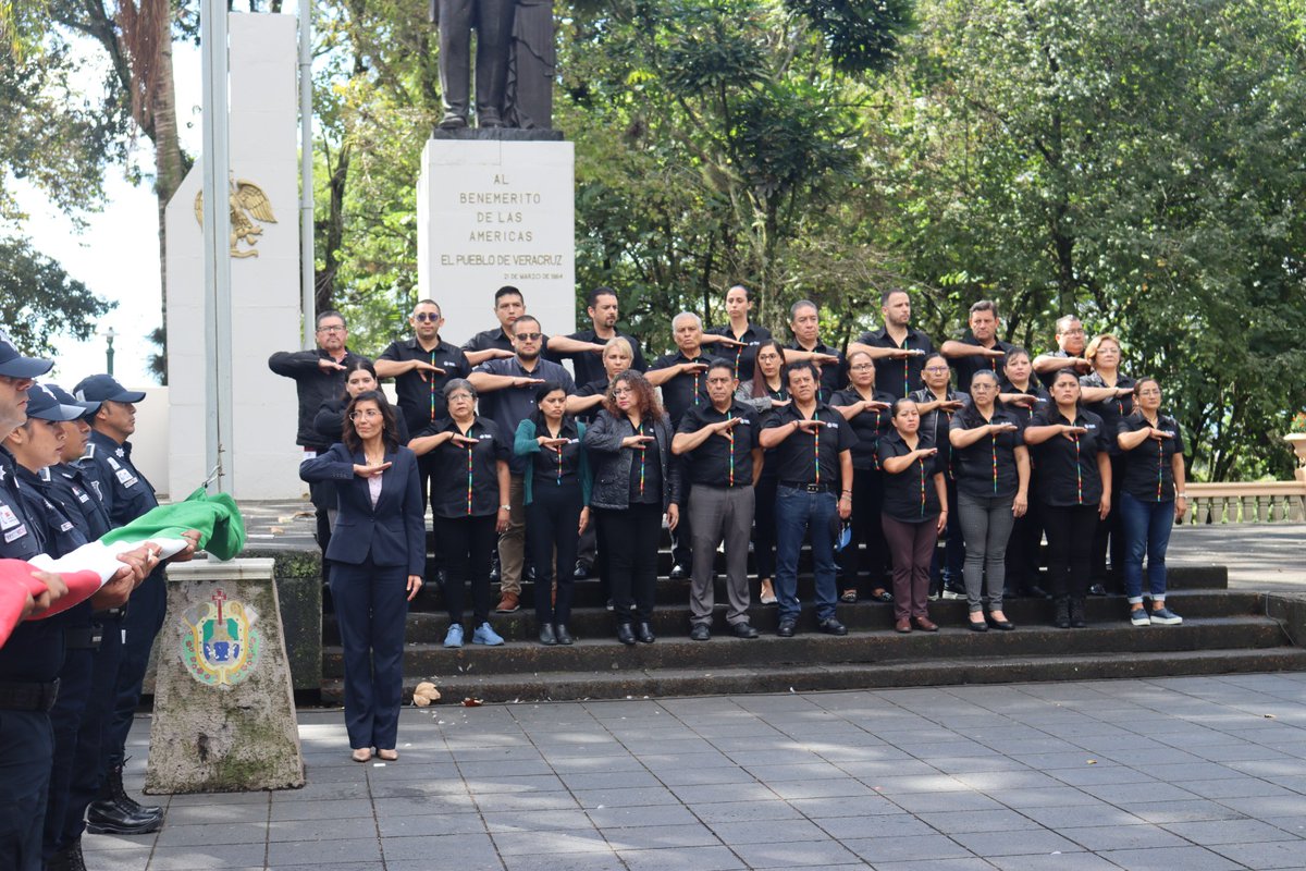 WalMtzOlvera's tweet photo. 🙋‍♀️Acompañada por mis compañeros de la @PROGOB_Veracruz, participé en el Izamiento de Bandera en conmemoración del Día de las Naciones Unidas. 

Y tú ¿Eres #TeamProgob?
#Progob 
#TrabajamosconResultados
#JuntasTransformando 
#Veracruz 
#TransformamosBienAVeracruz
#ONU https://t.co/9KxiRfGNma