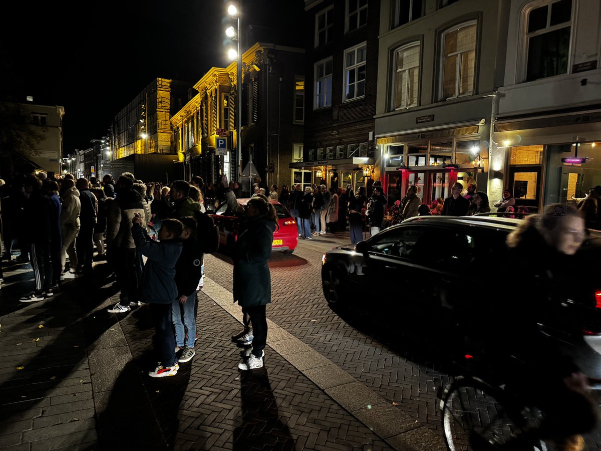RinieMees's tweet photo. Prachtige lichtshow #Bossche Beeldenstorm maar zonde dat al dat verkeer achter de kijkers langs komt. @KagieMaarten https://t.co/BMMbvXU3PW