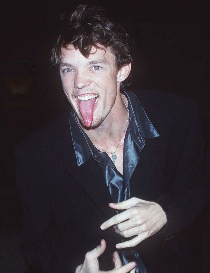 deathndhorror's tweet photo. Matthew Lillard at the premiere of Scream (1996) https://t.co/KscIHz7IRI