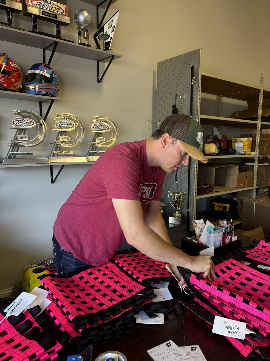Erik_Jones's tweet photo. We're packing up nets today for our #WindowOfHope program, which was a huge success this year and raised far more than anticipated. Thank you to the teams and drivers who participated, the fans and community members who supported, and the industry members who provided testimonials. Glad we could unite together to make a difference and help support breast cancer prevention, detection, and care.