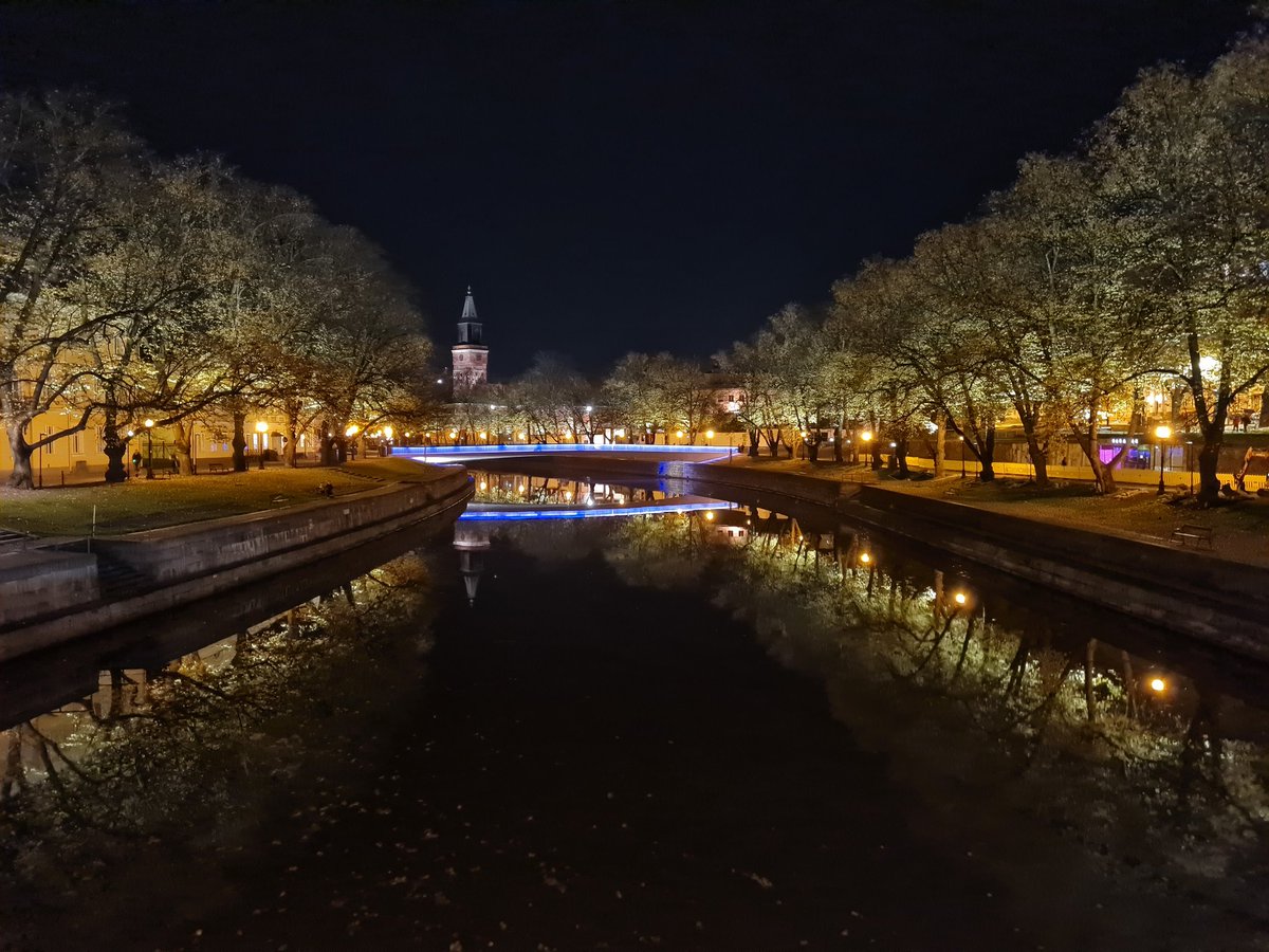 MeMakela's tweet photo. Vaihteeksi iltanäkymä Auransillalta. Niin tyyntä. Niin kaunista.
#Turku https://t.co/qpb4ON4Fyj