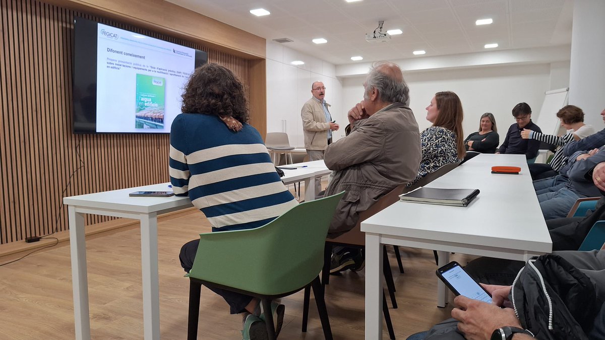VilafrancaAj's tweet photo. 💧El regidor d’Espai Públic i Transició Ecològica, Miquel Medialdea, ha obert la jornada de presentació de la nova ordenança d’estalvi d’aigua de #Vilafranca adreçada al sector de la construcció, que s’ha fet aquesta tarda la seu del @cateb_barcelona a la Vila.
#capitaldelvi https://t.co/LxuBqC8sk6