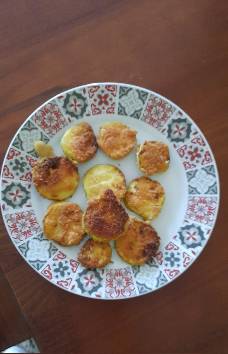 Mikstro2's tweet image. Por tagmanĝo mi faris unu el miaj plej ŝatataj pladoj; frititaj tranĉaĵoj de kukurbeto.

Anstataŭ ovoj mi uzis miksaĵon el 125g da faruno+125ml da akvo por trempi la tranĉaĵojn antaŭ ol panumi ilin. Ne estante vegana mi mem, mi trovas tiun alternativon tre bona kiam ovoj malestas