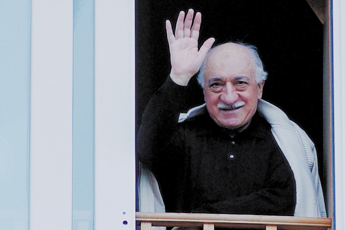 egelituran's tweet photo. İnnâ lillâhi ve innâ ileyhi râciun. Rabbim mekânını cennet eylesin. Geride boynu bükük kalan bizlere de emanetine en iyi şekilde sahip çıkmayı nasip eylesin.
#FethullahGüleneVeda https://t.co/CokuJAZ8VH