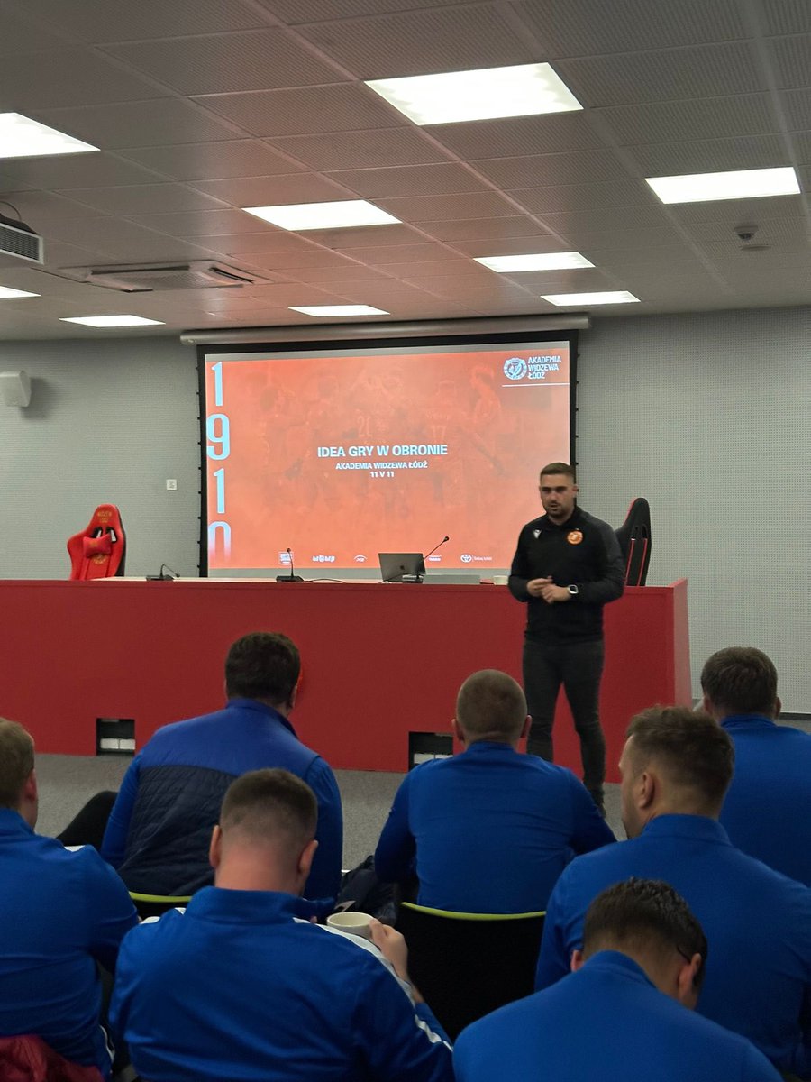 n_smorawski's tweet photo. W minioną Środę miałem przyjemność podzielić się naszą Ideą gry piłki 11 osobowej w obronie, podczas wyjazdu studyjnego kursu Uefa A z Małopolski. 
Dziękuję za możliwość przedstawienia naszego spojrzenia na ten obszar. 
Do zobaczenia 🫡
@AkademiaWidzewa https://t.co/j7GRGENhKP