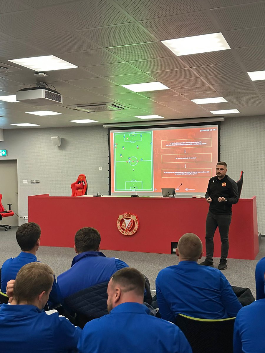 n_smorawski's tweet photo. W minioną Środę miałem przyjemność podzielić się naszą Ideą gry piłki 11 osobowej w obronie, podczas wyjazdu studyjnego kursu Uefa A z Małopolski. 
Dziękuję za możliwość przedstawienia naszego spojrzenia na ten obszar. 
Do zobaczenia 🫡
@AkademiaWidzewa https://t.co/j7GRGENhKP