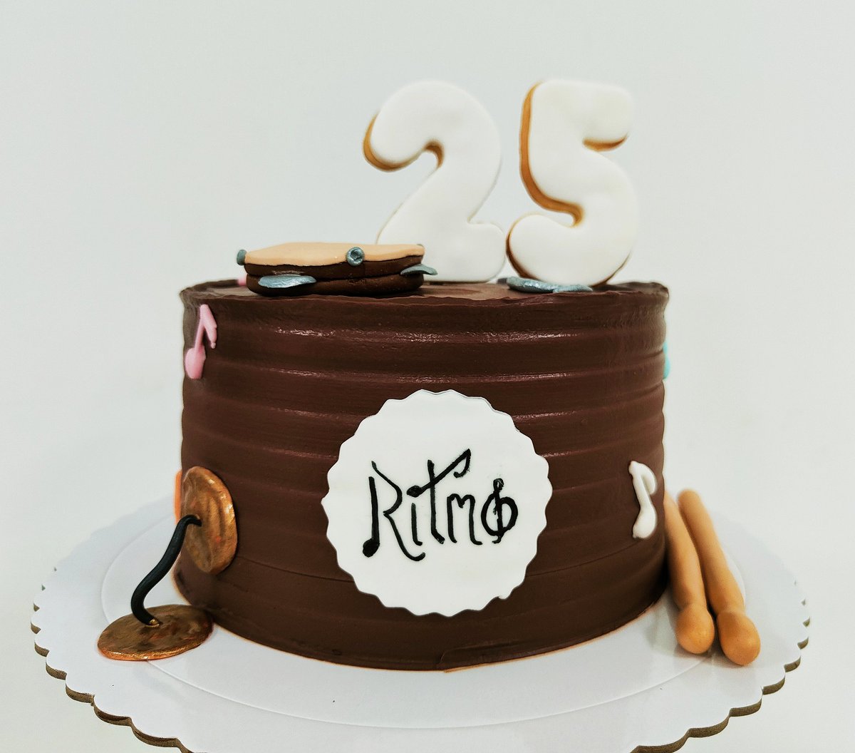 lbdcarol's tweet photo. Hace unos días, @escuelaritmo cumplía 25 años. 🥁
¡Muchas felicidades y a por otros tantos! 🎉 
🎂 Bizcocho de limón, relleno de trufa y cubierto con chocolate negro.😋
Gracias 🤗
#TartasSinFondant  #EventosBurgos #Burgos #PasteleriaBurgos #LosBizcochosDeCarol #VictoriaBalfé35 https://t.co/it0hTwCLmP