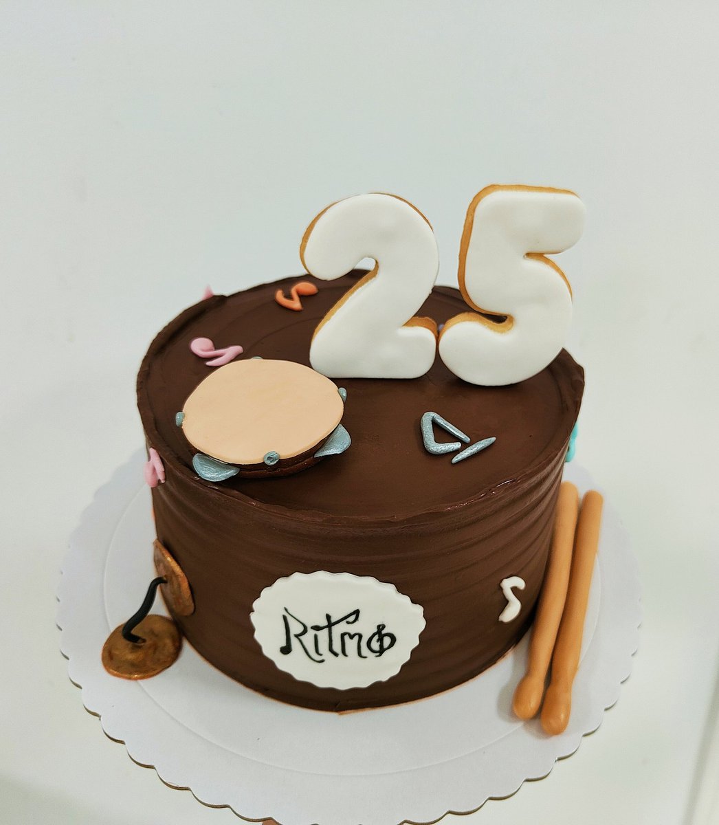 lbdcarol's tweet photo. Hace unos días, @escuelaritmo cumplía 25 años. 🥁
¡Muchas felicidades y a por otros tantos! 🎉 
🎂 Bizcocho de limón, relleno de trufa y cubierto con chocolate negro.😋
Gracias 🤗
#TartasSinFondant  #EventosBurgos #Burgos #PasteleriaBurgos #LosBizcochosDeCarol #VictoriaBalfé35 https://t.co/it0hTwCLmP