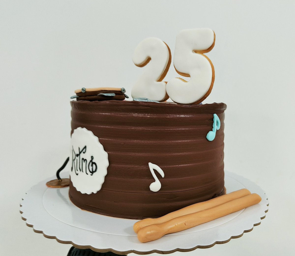 lbdcarol's tweet photo. Hace unos días, @escuelaritmo cumplía 25 años. 🥁
¡Muchas felicidades y a por otros tantos! 🎉 
🎂 Bizcocho de limón, relleno de trufa y cubierto con chocolate negro.😋
Gracias 🤗
#TartasSinFondant  #EventosBurgos #Burgos #PasteleriaBurgos #LosBizcochosDeCarol #VictoriaBalfé35 https://t.co/it0hTwCLmP
