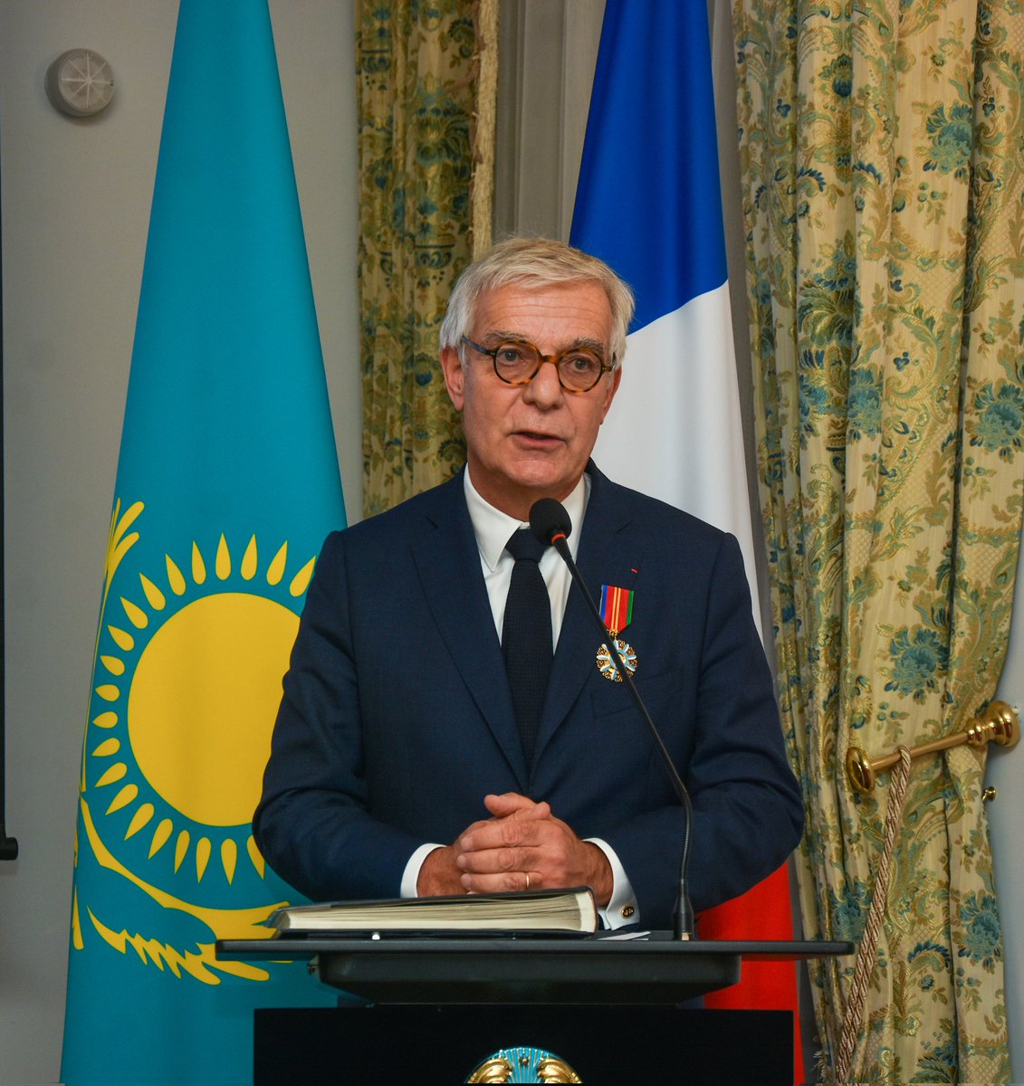 Ambassade du Kazakhstan🇰🇿 en France🇫🇷 (@kzembassyfr) on Twitter photo 🏅A l'occasion du Jour de la République,par le décret de <a href="/TokayevKZ/">Qasym-Jomart Toqayev</a>, le président du groupe d'amitié "France-Asie centrale" Hervé Maurey a été décoré de l’Ordre “Dostyk” du II degré pour sa contribution au développement et au renforcement de la coopération interparlementaire🇰🇿🇫🇷 🏅A l'occasion du Jour de la République,par le décret de <a href="/TokayevKZ/">Qasym-Jomart Toqayev</a>, le président du groupe d'amitié "France-Asie centrale" Hervé Maurey a été décoré de l’Ordre “Dostyk” du II degré pour sa contribution au développement et au renforcement de la coopération interparlementaire🇰🇿🇫🇷