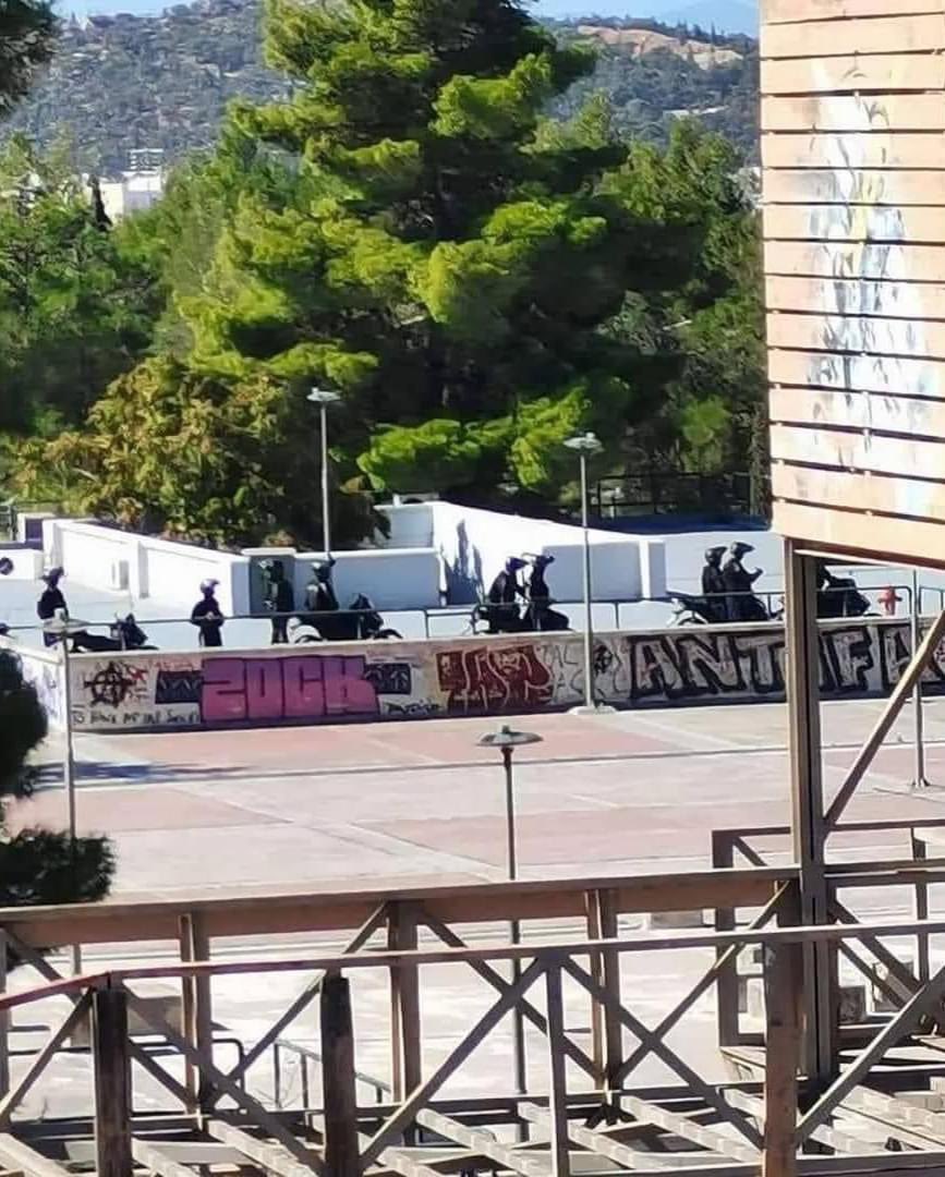 oxistaidiotika's tweet image. Η αστυνομία δεν έχει καμία δουλειά μέσα στα πανεπιστήμια!!! 
Σήμερα , την μέρα που οι φοιτητικοί σύλλογοι του ΕΜΠ πραγματοποιούσαν ημέρα δράσης,  εμφανίστηκαν για ακόμα μια φορά οι δυνάμεις της αστυνομίας κατ’ εντολή του πρύτανη Χατζηγεωργίου και μάλιστα χωρίς καμία αφορμή.