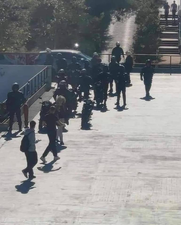 oxistaidiotika's tweet image. Η αστυνομία δεν έχει καμία δουλειά μέσα στα πανεπιστήμια!!! 
Σήμερα , την μέρα που οι φοιτητικοί σύλλογοι του ΕΜΠ πραγματοποιούσαν ημέρα δράσης,  εμφανίστηκαν για ακόμα μια φορά οι δυνάμεις της αστυνομίας κατ’ εντολή του πρύτανη Χατζηγεωργίου και μάλιστα χωρίς καμία αφορμή.