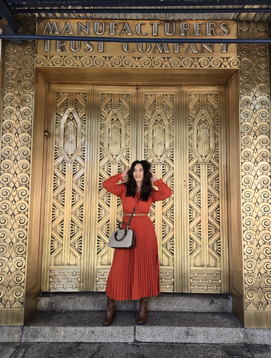 Brandiebabes's tweet photo. You know gold is my color...😏
.
.
.
#newyork #streetsofgold #streetsofnewyork #ootd https://t.co/fSmffNhIVw