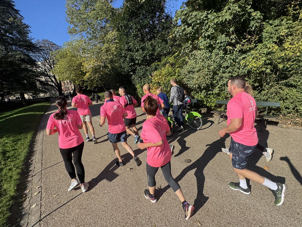 SecCivileFrance's tweet photo. 🏃‍♀️🏃‍♂️ #OctobreRose 🎀 Ils l'ont fait !

👏 Merci à tous les agents de la direction générale qui se sont mobilisés ce midi à Paris, pour une course solidaire afin de sensibiliser à la lutte contre le cancer du sein et favoriser le dépistage.

#TousEngagés https://t.co/obcU1lQWOa