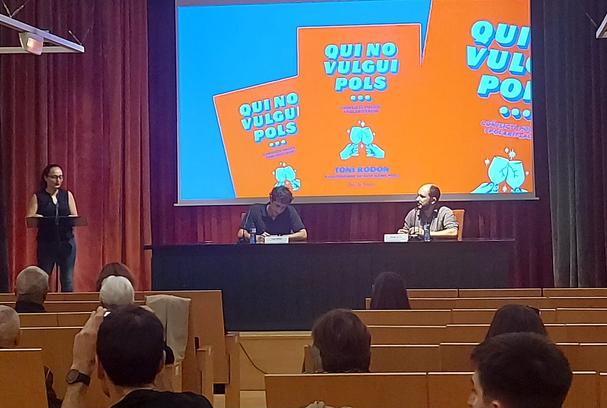 EmparP's tweet photo. @tonirodon ens parla sobre com el conflicte polític és necessari per fer avançar la societat "Qui no vulgui pols ...." @AgnesToda @omnium @peudemosca . Ho podeu seguir al canal YouTube del @centredelectura #DavidTorres #reus https://t.co/jBhcYe558c