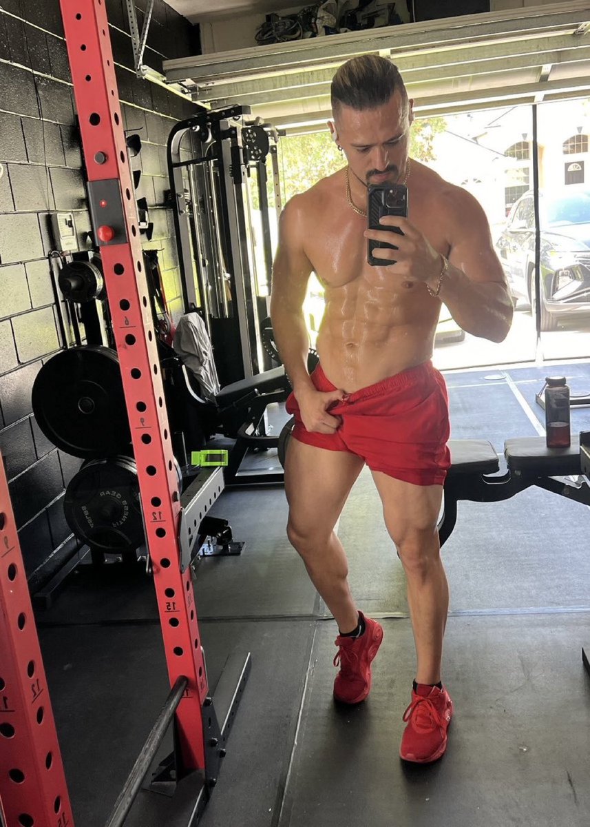 𝑬𝑴𝑰𝑳𝑰𝑶 .ᐟ (@nothingbutmilio) on Twitter photo 