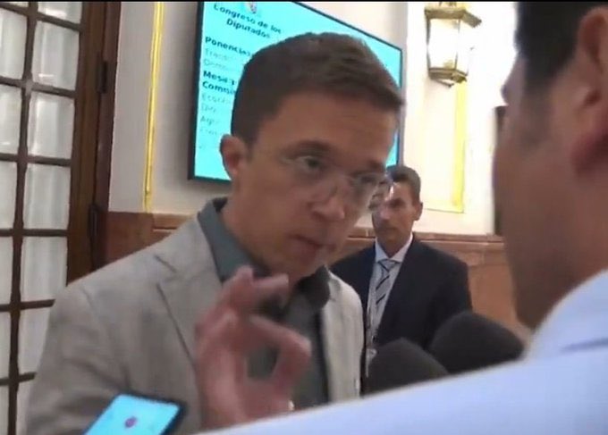 “Escúchame zorrita vengo de estar del congreso todo el puto día y lo único que te pido es una paja con los pies vestida de colegiala ¿Me quieres escuchar? O vas a seguir diciendo gilipolleces. Nada. Contigo es imposible.”