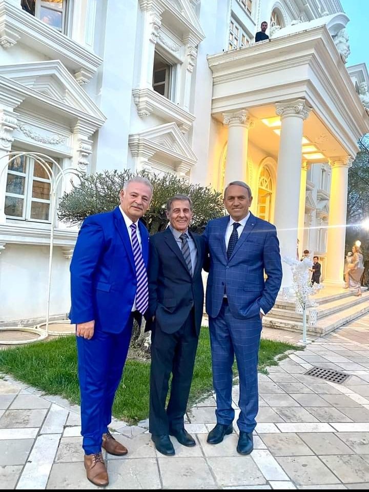 Chilling with my colleagues, after a conference meeting together.
Nice atmosphere 💯❤️