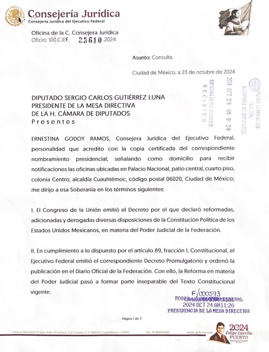 FranciscoBurgoa's tweet photo. La Presidencia de la República ha hecho una "consulta" a la Cámara de Diputados y al Senado de la República para que se pronuncien sobre la pertinencia de cumplir con una suspensión dictada por una jueza de amparo.

Lo que según es una "consulta" es en realidad una solicitud al Poder Legislativo para respaldar una decisión ya tomada: ignorar el mandato judicial, confirmar el desacato, pues. 

Estamos presenciando un acto sin precedentes que busca la fusión material del Ejecutivo y el Legislativo en un bloque monolítico contra el Poder Judicial.

Que grave momento para el Estado Constitucional y la división de poderes, pilares de nuestra democracia. 

La Constitución es clara en cuanto a la independencia de los poderes y la obligación de todos los órganos del Estado de acatar las resoluciones judiciales. 

Lo que busca la Presidencia no es una consulta, sino una coartada política para desafiar al Poder Judicial, un acto que sienta un peligroso precedente.

¿Desde cuándo el cumplimiento de una resolución judicial está sujeto a consulta política? ¿Acaso se trata de invalidar, por consenso de mayorías legislativas, las decisiones que no agradan al Ejecutivo? 

Este tipo de actos vulnera la independencia judicial y destruye el equilibrio de poderes que garantiza la protección de los derechos de todas y todos los mexicanos.

Siguen en el intento de subordinar a uno de los poderes del Estado a los caprichos del otro.