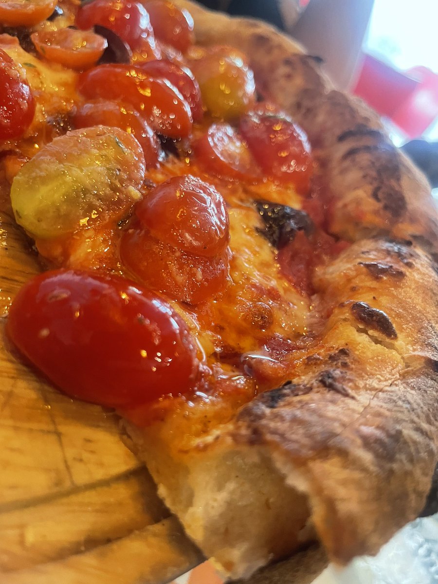 fetucini357's tweet photo. Tenía tiempo sin comer pizza en PANAMA, hoy apurados sin tiempo se degusto uno de mis Top 3 de la ciudad. Simplente #Katane 👌🏻🇮🇹 Aglio Rosso, para los curiosos https://t.co/rUlD2VorPt