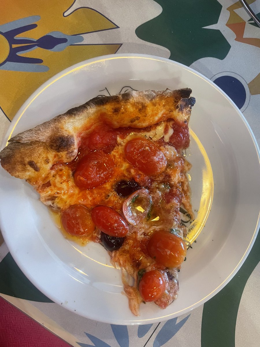 fetucini357's tweet photo. Tenía tiempo sin comer pizza en PANAMA, hoy apurados sin tiempo se degusto uno de mis Top 3 de la ciudad. Simplente #Katane 👌🏻🇮🇹 Aglio Rosso, para los curiosos https://t.co/rUlD2VorPt