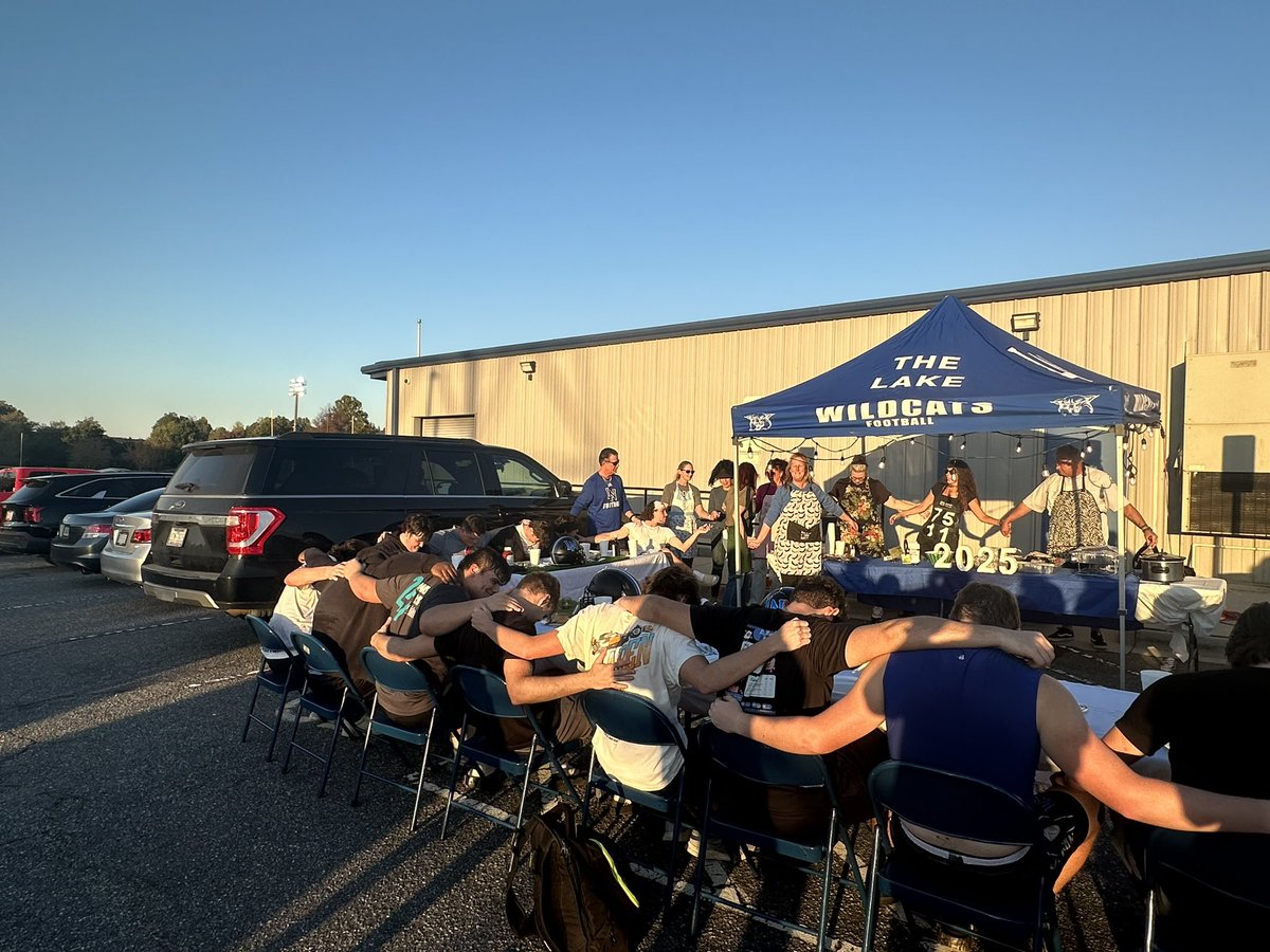 TheLake_FB's tweet photo. Our senior cookout ๐ฅฉ๐ฝ๏ธ after practice yesterday. Thank you senior parents for all you have done these past four years to support our young men and the program! #TheLakeIsSpecial #AndRising https://t.co/wEHW6HzCjv