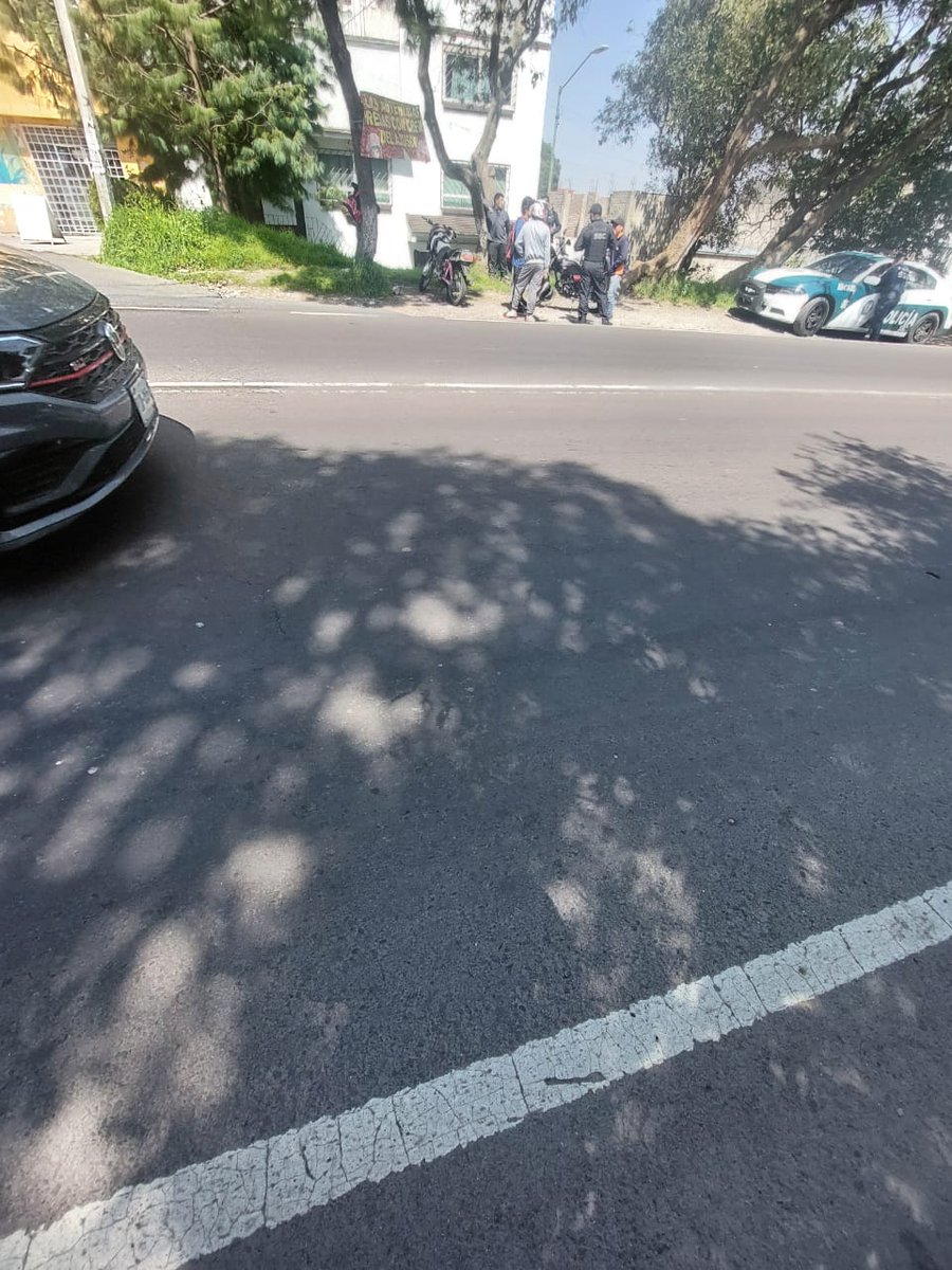 ludalopez182's tweet photo. @UCS_GCDMX @SSC_CDMX @CiroGomezL policías implementando operativos en carretera picacho Ajusco km 9.5 
Acaso esto es legal? https://t.co/GMqyosRXgk