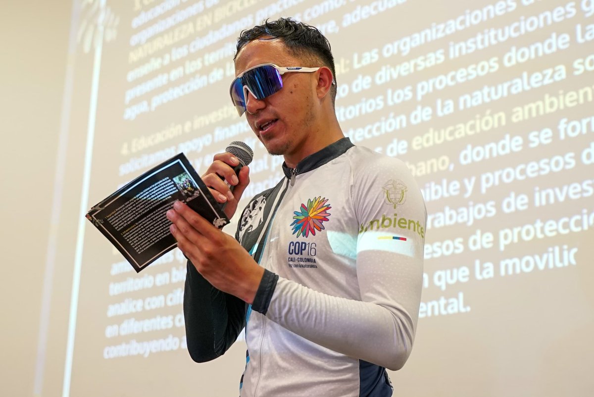 MinAmbienteCo's tweet photo. 🚴‍♀️💚 ¡La bicitravesía llegó a la #COP16Colombia! 80 ciclistas recorrieron más de 400 kilómetros desde Bogotá hasta Cali para entregar un manifiesto que promueve el uso de la bicicleta como herramienta para proteger los ecosistemas de nuestro país. Hoy compartieron su experiencia en la Zona Verde.