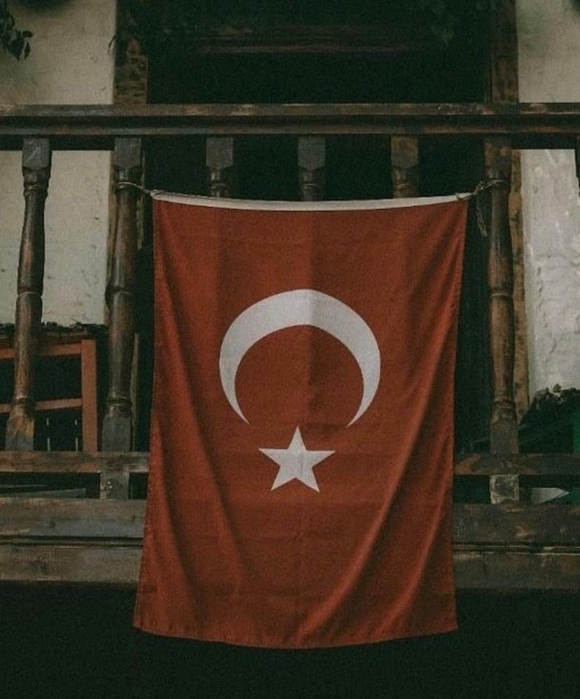 Seninle övünürüm, senin gölgende hürüm.