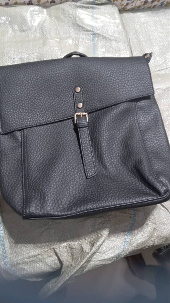 Jules_Diallo2's tweet photo. Elle a été aperçue hier vers lac rose plage et niagues/niakkul rabb

À tous les habitants de cette zone, maximum attention svp.
Elle porte des baskets roses, et un sac noir https://t.co/btVAjHa9YG