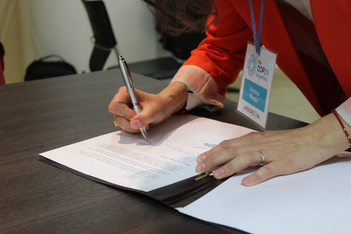 CCMisiones's tweet image. Declaración de Posadas✊🏼🌱📝

La @COP29_AZ, una oportunidad para demostrar el compromiso de los gobiernos subnacionales con la acción climática y fortalecer lazos globales.

Conocé la postura de la Alianza Verde Argentina⤵️
drive.google.com/drive/folders/…

#AcciónClimática #COP29 #PreCOP