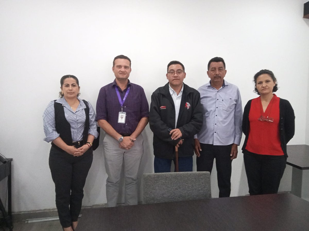FUNDHEC's tweet photo. El 16 de octubre visitamos la @Salud_CZ5 en Milagro. Agradecemos la apertura y el apoyo del Dr. Alex Rossi, para abordar la problemática de la hemofilia en los hospitales de #Guaranda y #SantaElena. Se exploró la posibilidad de establecer un centro de atención en #LosRíos, lo que facilitaría el acceso a tratamiento para pacientes con hemofilia y von Willebrand, evitando así los largos traslados a Guayaquil o Santo Domingo. Esperamos que se faciliten los recursos necesarios para mejorar esta situación. @Salud_Ec @edicionmedEC @DerechoSaludAN  @FinanzasEc