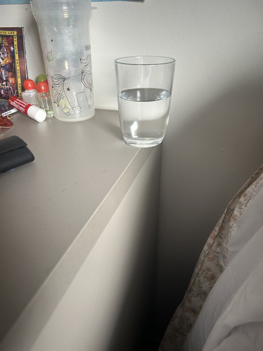 __lalatriste's tweet photo. gente a equilibragem que minhas gatas fizeram tentando beber agua nesse copo #aprendizes do mu540 https://t.co/yvGSjE3OMC
