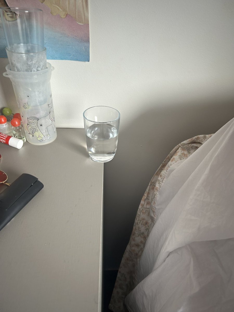 __lalatriste's tweet photo. gente a equilibragem que minhas gatas fizeram tentando beber agua nesse copo #aprendizes do mu540 https://t.co/yvGSjE3OMC
