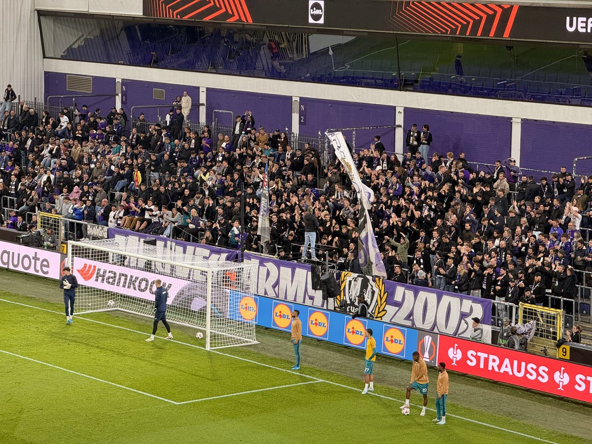 FabTyto's tweet photo. Allez bon match !! 
Visiblement un tifo en préparation à @rscanderlecht 
Avec @mauveflag 

#ANDLUD https://t.co/zjZq2IKkCj
