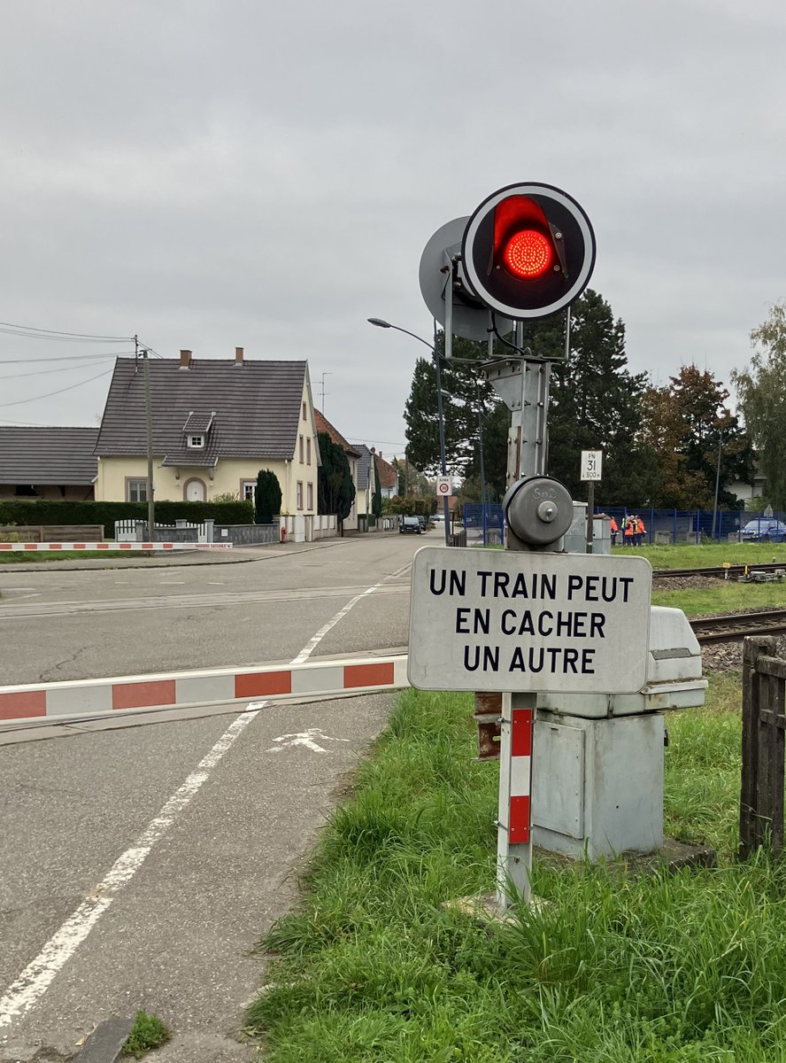 EveSilberstein's tweet photo. 🚦J'étais ce matin à #Herrlisheim, avec le maire de la commune, la Collectivité européenne d'Alsace @toutelalsace et la @Gendarmerie_067 pour rappeler notre message de prévention à l'approche des passages à niveau : 
🚨« feu rouge clignotant = arrêt absolu »
#RestonsVigilants https://t.co/F02Gy5CtA2